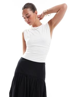 Stradivarius – geraffter body - Weiß