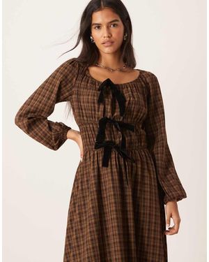 Glamorous Geruite Maxi-Jurk Met Gesmokt Lijfje En Strikken Aan De Voorkant - Bruin