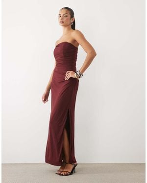 TFNC London Vestido Maxi Hotfix Palabra De Honor Con Detalle Corsé Y Abertura Hasta El Muslo En Granate-Rojo
