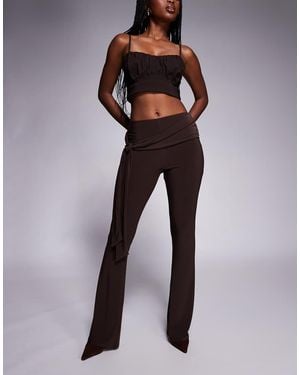 ASOS Kick Flare Broek Van Soepele Stof Met Gestrikte Taille - Bruin