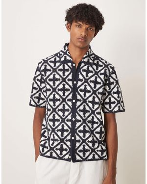 Abercrombie & Fitch – kurzärmliges strick-polohemd mit rautenmuster - Weiß