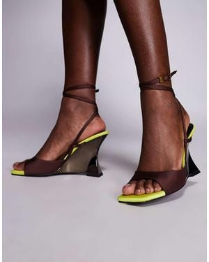 ASOS Sandalias Marrones Y Amarillo Neón Con Cuña Esculpida Galvanizada En Metal Nightshade De - Marrón