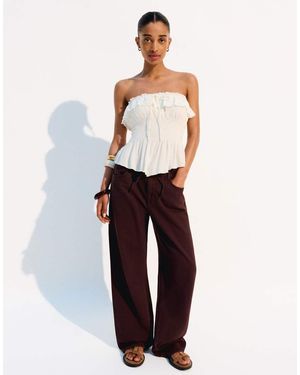 Bershka Jeans Leggeri Con Fondo Ampio Marroni - Bianco