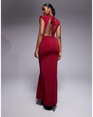 TFNC London Vestido Largo Ceñido Con Cuello Subido Drapeado, Hombreras Y Espalda Abierta De -Rosa - Rojo
