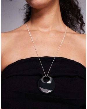 Mango Collar Con Colgante De La Colección Con Kaia Gerber De - Negro