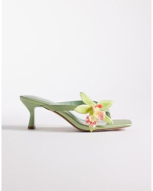 SIMMI Sandalias Verdes De Tacón Bajo Con Detalle Floral Ruby De Simmi London - Metálico