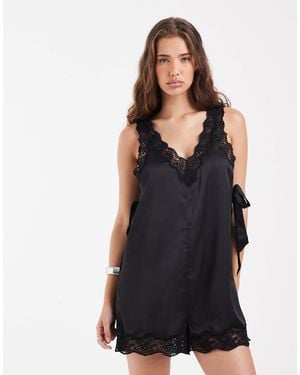 ASOS Playsuit aus satin mit v-ausschnitt und spitzenbesatz - Schwarz
