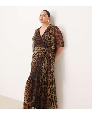 Hope & Ivy Plus Vestido Largo Marrón Cruzado En La Parte Delantera Con Estampado De Leopardo De