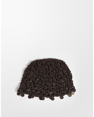 ASOS Gorro Marrón Ceñido De Croché Con Ribete De Conchas Sintéticas