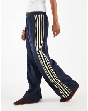 Only Petite Petite - pantalon large en satin avec rayures latérales - Bleu