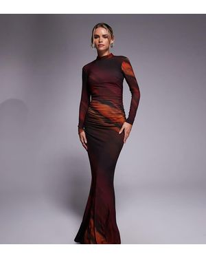 TFNC London Vestido Largo Burdeos Con Diseño Degradado, Cuello Alto Y Lateral Fruncido De Malla De - Marrón