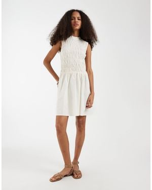 ONLY – ärmelloses, gesmoktes mini-hängerkleid - Weiß