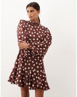 Sister Jane Vestido Mini Exclusivo Con Cuello Alto, Mangas Abullonadas, Volante Y Bajo Asimétrico En Marrón Con Lunares - Rojo