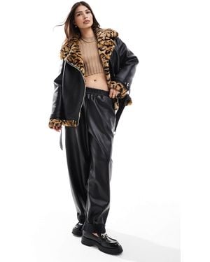 Miss Selfridge – pilotenjacke aus kunstleder mit kunstpelzbesatz mit leopardenmuster - Schwarz