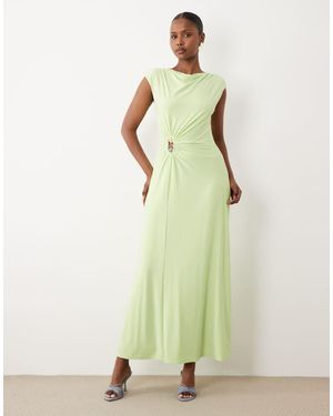 Forever New Vestido Largo Verde Ceñido Con Cuello Barco Y Detalle De Herraje Con Cuentas