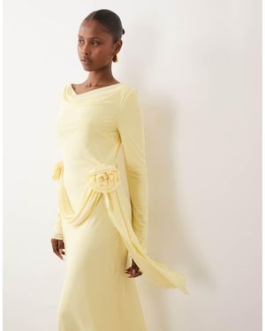 DASKA Vestido Largo Amarillo Con Cuello Barco Desbocado Y Detalle Drapeado Con Adornos Florales De Malla - Neutro