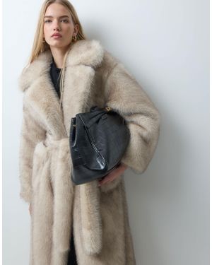 4th & Reckless Manteau long oversize ceinturé en faux-fur beige - Neutre