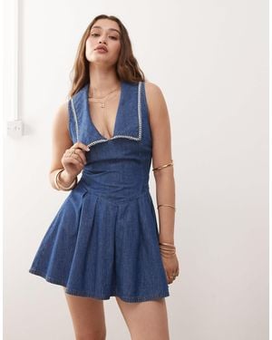Miss Selfridge – jeanskleid mit matrosenkragen und picot-besatz - Blau