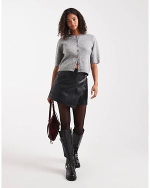 ASOS – asymmetrischer mini-wickelrock aus kunstleder - Schwarz