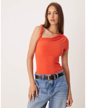 ASOS Body De Manga Corta Con Hombro Retorcido Drapeado Y Abertura De - Rojo