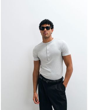 ASOS – geripptes, körperbetontes t-shirt - Weiß