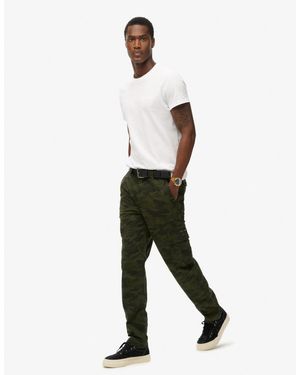 Superdry – core – cargohose aus baumwolle mit überfärbtem military-muster - Weiß