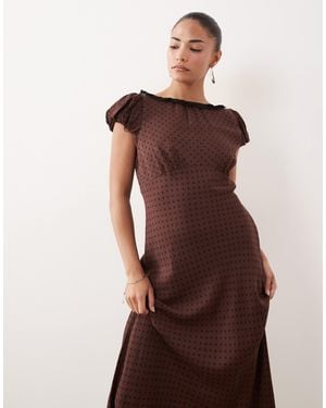 Nobody's Child Petite Marianna - robe mi-longue à pois avec encolure bateau et manches bouffantes - Marron