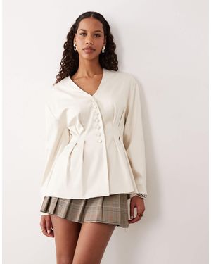 Pretty Lavish – kragenlose satinjacke - Weiß