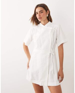 Ghospell Mini Jurk Van Jacquard Met Korte Mouwen, Overslag En Strikdetail - Wit
