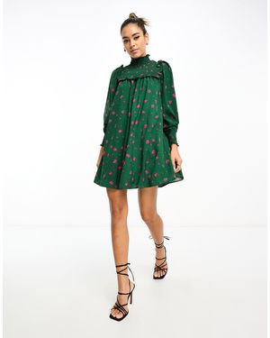 Glamorous – hochgeschlossenes, gesmoktes mini-hängerkleid mit -rosa blumenmuster - Grün