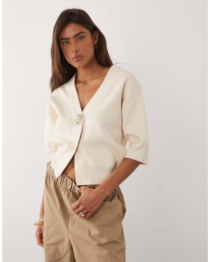 Mango Compact Gebreid Vest Met Korte Mouwen En Opvallende Zonvormige Knoop - Naturel