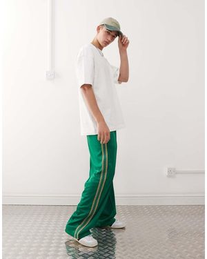 Weekday Joggers Verdes De Pernera Ancha Con Detalle De Cinta Lateral De