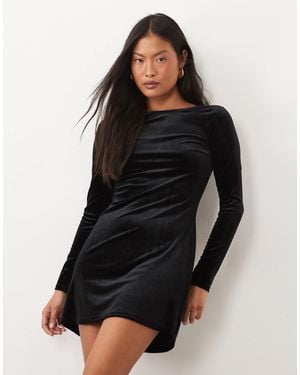 Nobody's Child Petite Bobbie samtkleid mit u-boot-ausschnitt - Schwarz