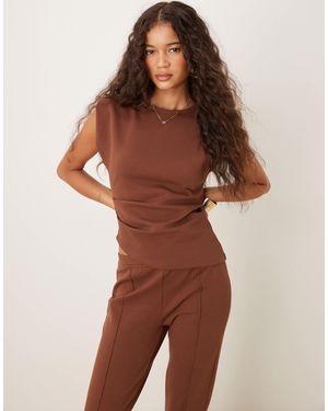 ASOS Top d'ensemble plissé et épaulettes en maille interlock - chocolat - Marron