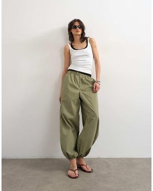 TOPSHOP Pantalones Cargo Caquis De Corte Globo De Tejido Antidesgarros-Verde