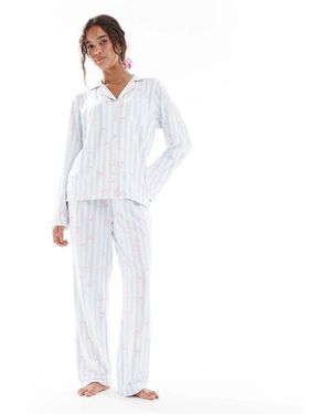 Loungeable Pijama Azul Con Estampado De Rayas Y Lazos De Pantalones De Pernera Ancha Y Top Con Cuello De Solapas De Punto Muy Suave De - Blanco
