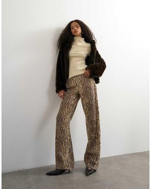 TOPSHOP Ember Low Rise Relaxed Straight Leg Jean - Brown