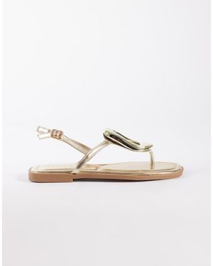 SEQWL Sandalias Doradas Planas Con Adornos Plateados - Blanco