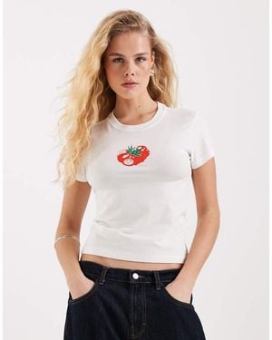 Nike Chill Cropped Graphic Tomato T-Shirt - White