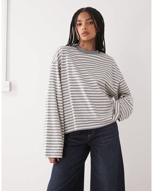 Lioness Bloom - t-shirt coupe carrée en coton mélangé rayé à manches longues et col ras - Gris