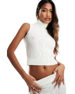 In The Style Pull d'ensemble sans manches à col roulé en maille torsadée - crème - Blanc