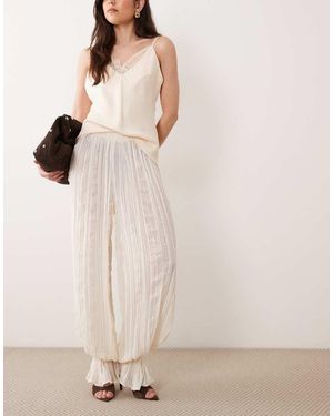 ASOS Pantaloni Harem Bohémien Con Volant E Polsini Color Crema - Neutro