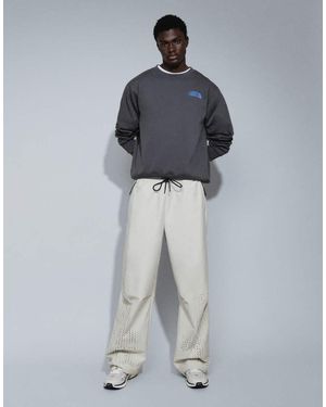 Nike Joggers Anchos Perforados Tech En Claro-Neutro - Azul