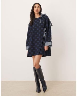 Ghospell – exklusives, kastiges mini-jeanskleid mit polka dots und schleifendetail - Blau