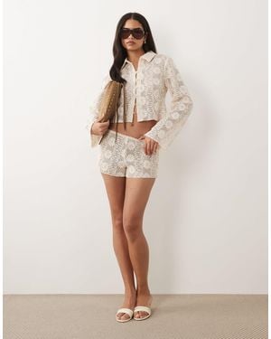 Lioness Babydoll - short d'ensemble à taille basse en maille crochetée fleurie - crème - Neutre