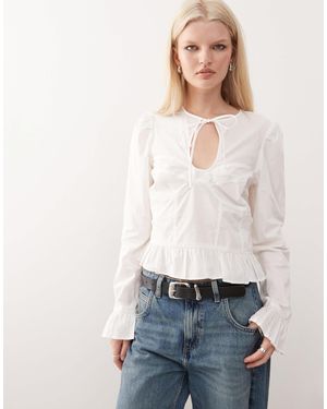 Monki – figurbetonte cropped bluse - Weiß