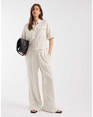 Aware Gestreepte Broek Van Linnenmix Met Hoge Taille En Wijde Pijpen - Naturel