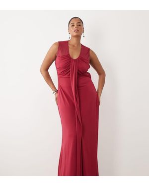 Tfnc Plus Vestido Largo Ceñido Sin Mangas Con Cuello De Pico Y Parte Delantera Fruncida-Rosa - Rojo