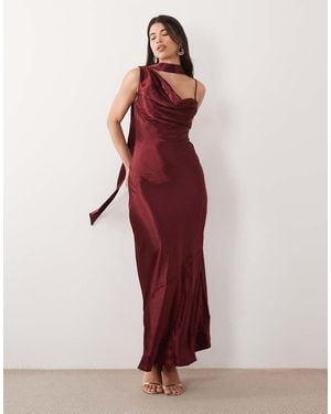 TFNC London Vestido Largo Satinado Asimétrico Con Cuello Desbocado Y Detalle De Bufanda En-Rojo