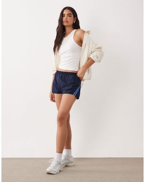Cotton On – active – sehr kurze shorts aus webstoff - Blau
